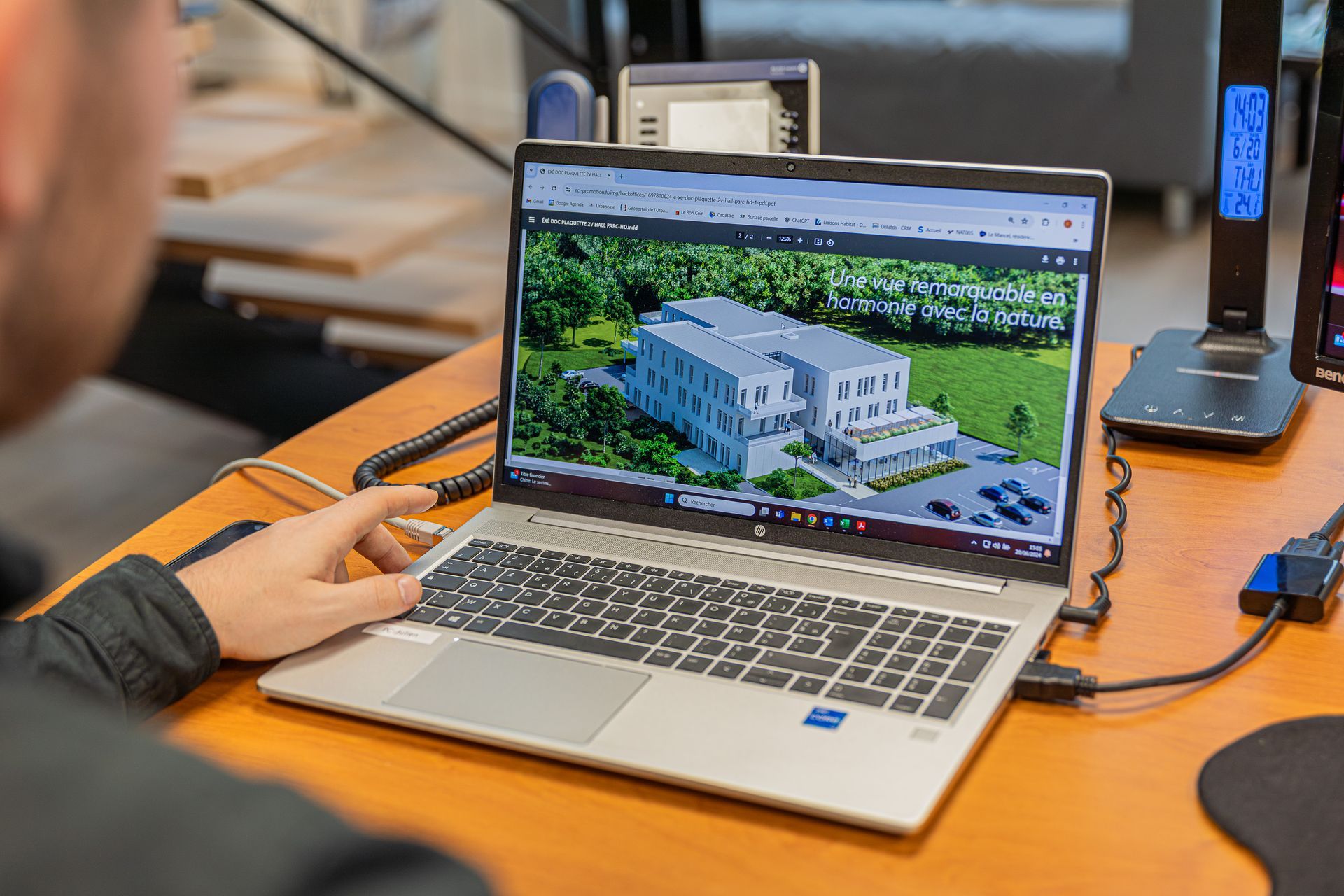 Un modèle 3D d'un bâtiment sur l'écran d'un ordinateur portable