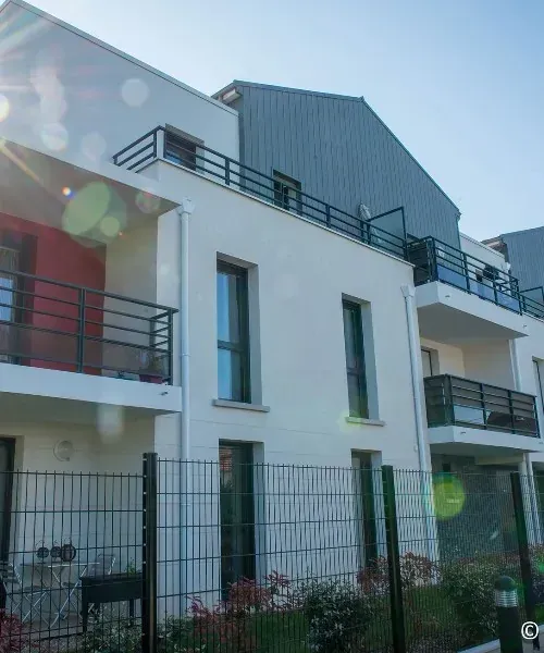 Un immeuble blanc et rouge