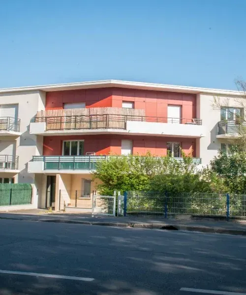 Un immeuble jaune et rouge