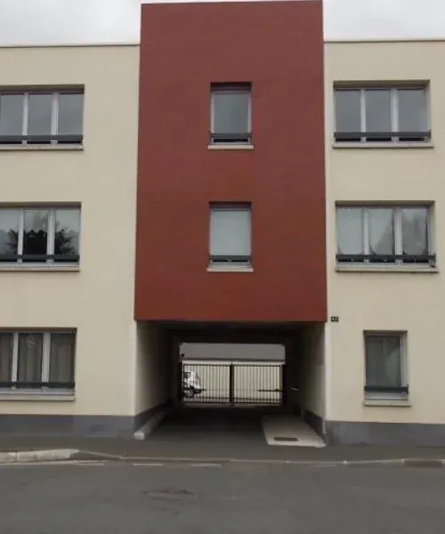Immeuble avec porte de parking