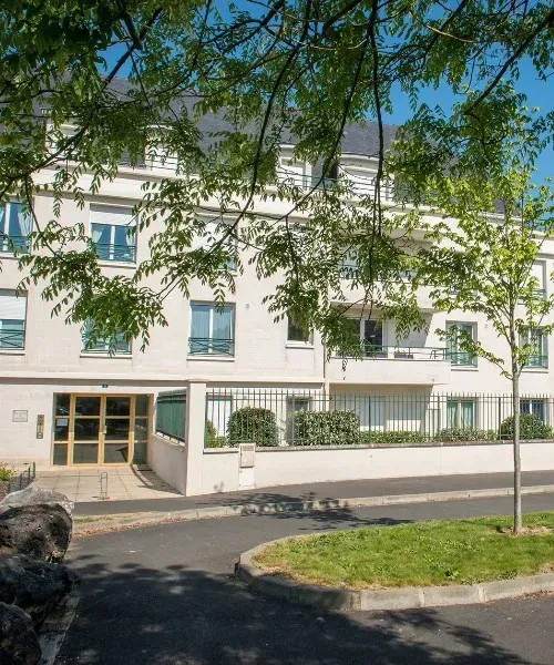 Immeuble blanc avec végétation