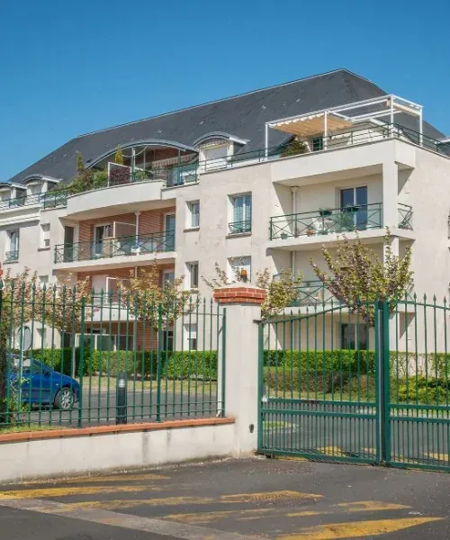 Immeuble avec portails en fer