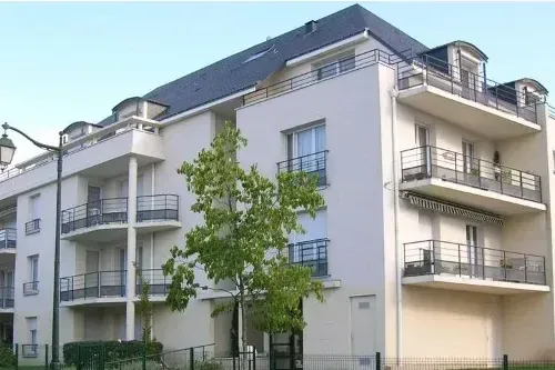 Immeuble avec un arbre