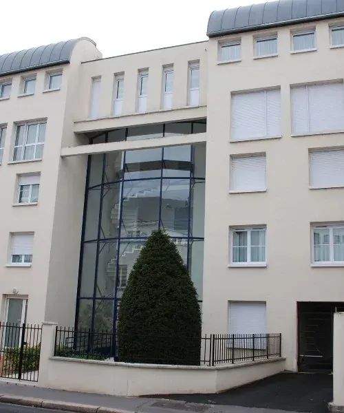 Immeuble avec une cage d'escalier en verre apparente