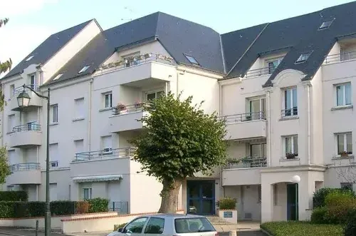 Immeuble avec le toit gris