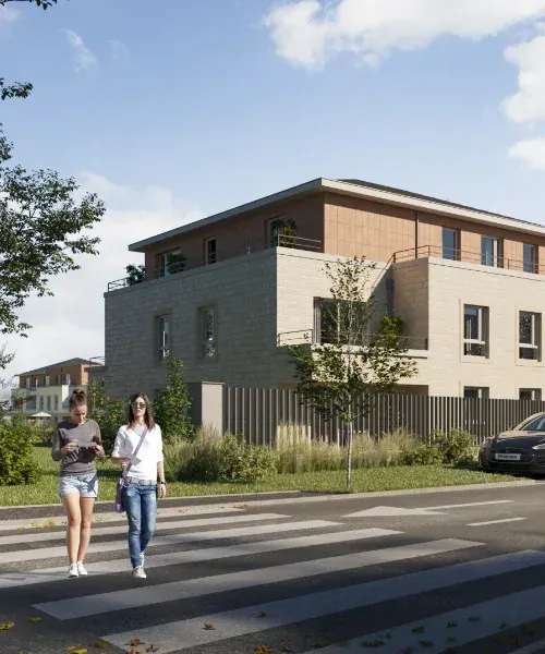 Deux personnes traversent la route