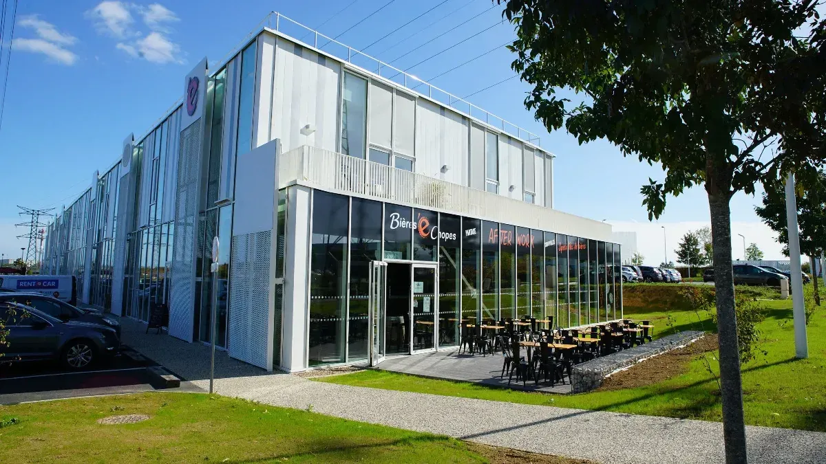 Façade d'un magasin d'alimentation avec une terrasse