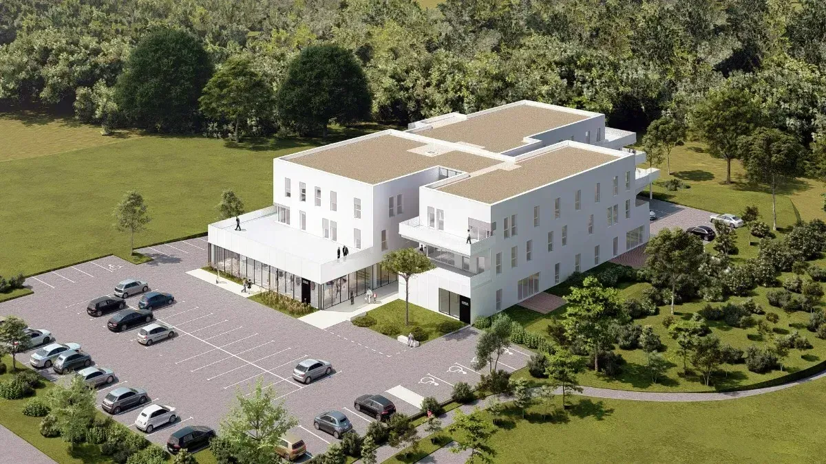 Un bâtiment de bureau blanc avec un parking