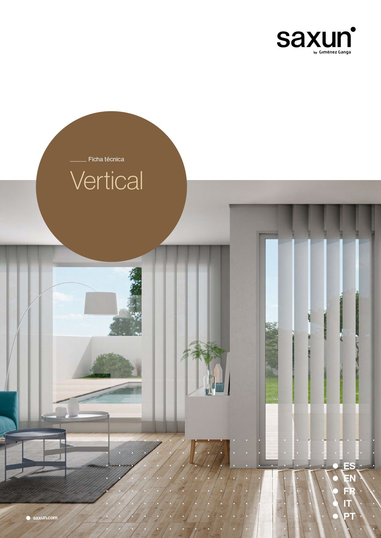 Una sala de estar con persianas verticales en las ventanas.