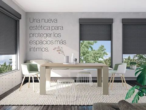 Una sala de estar con una mesa de comedor y sillas y una alfombra.