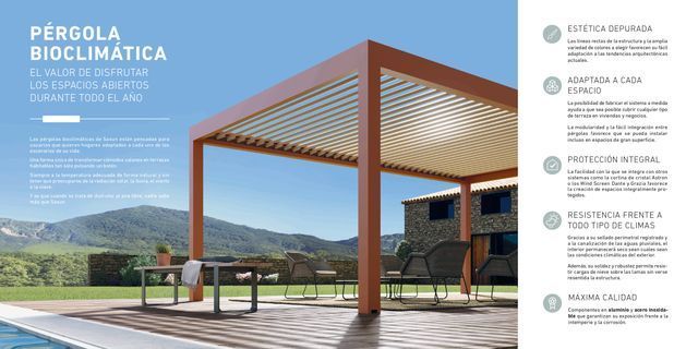 Una pérgola está situada al lado de una piscina con una mesa y sillas debajo de ella.