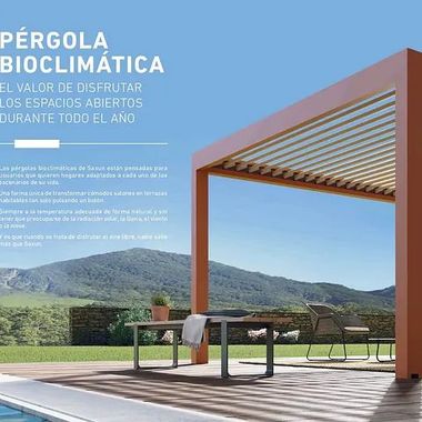 Una pérgola está situada junto a una piscina con montañas al fondo.