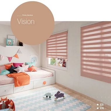Un dormitorio con una cama, dos ventanas y una alfombra.