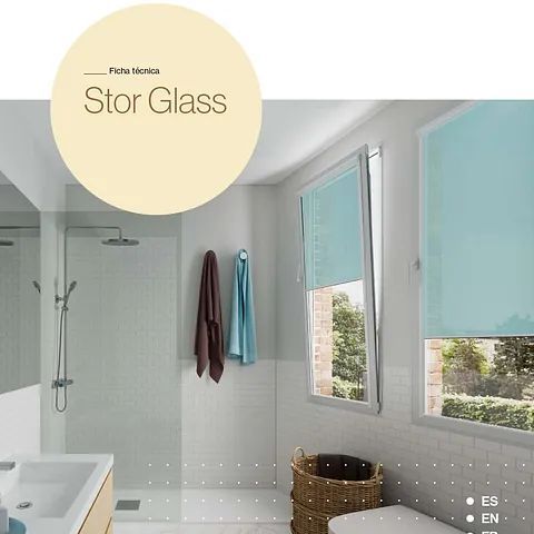 Un baño con lavabo, inodoro, ducha y persianas azules.