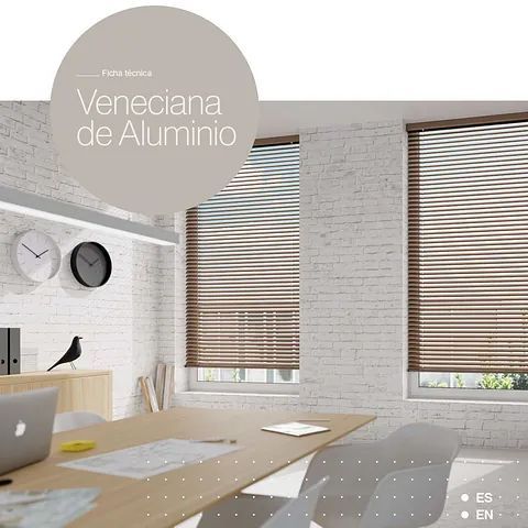 Una habitación con mesa, sillas, relojes y persianas venecianas.
