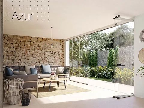 Una sala de estar con sofá, mesa y puertas corredizas de vidrio.