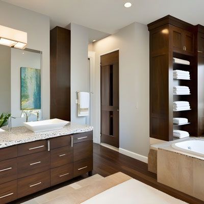 Une salle de bain avec deux lavabos et une baignoire