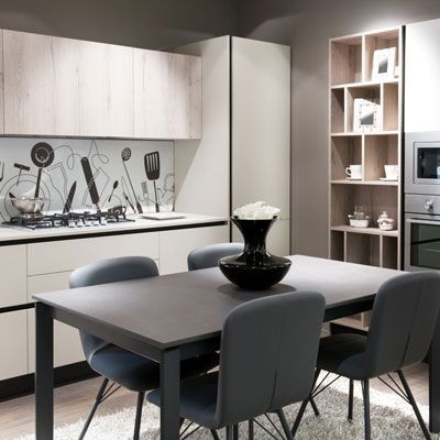 Une cuisine avec une table et des chaises et un vase sur la table