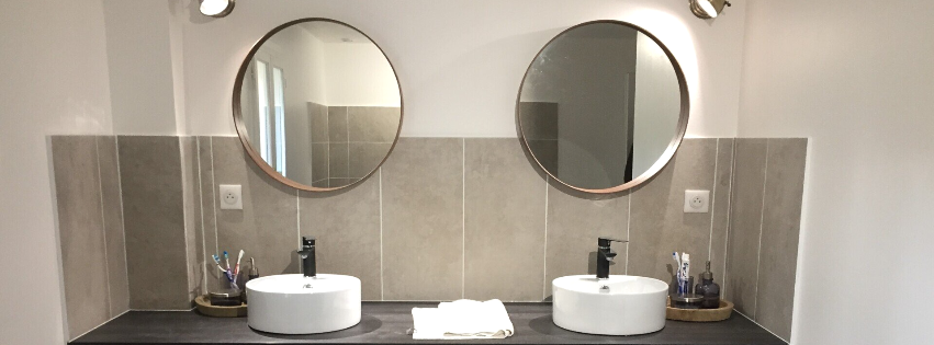 Salle de bains avec deux miroirs