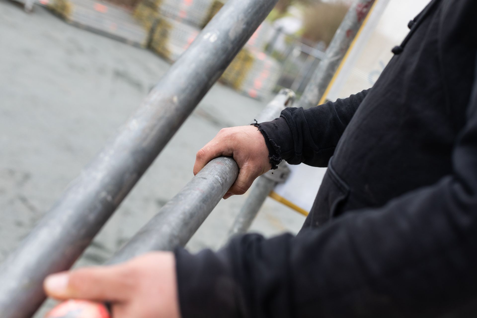 Ein Schwarzweißfoto vom Bau einer Treppe.