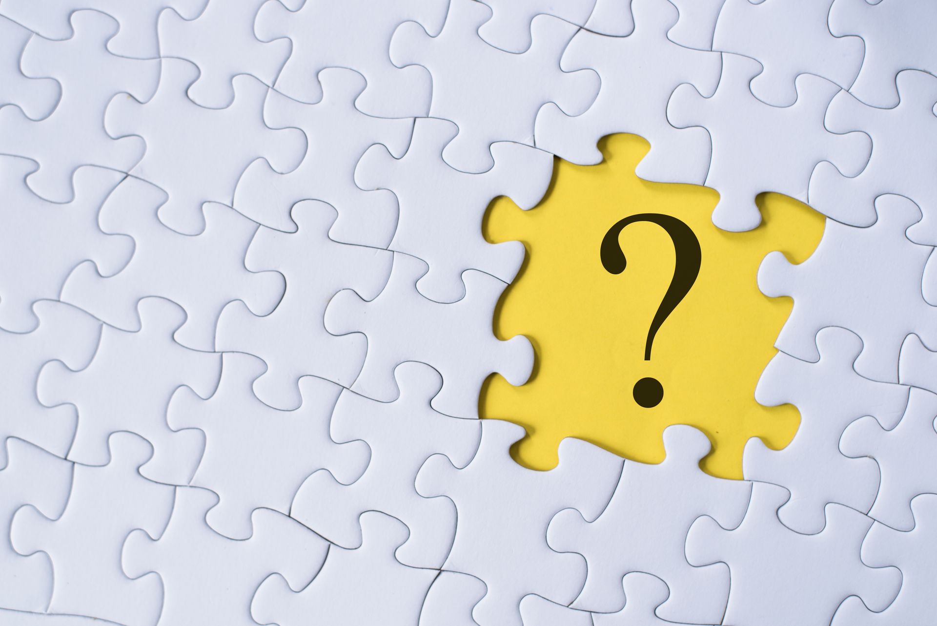 Puzzle et pièce avec point d'interrogation.