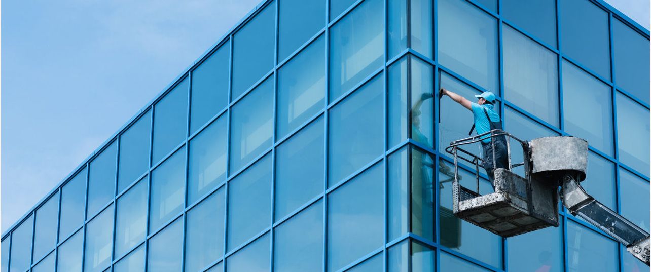 Una vista aerea di un impianto di trattamento delle acque con numerosi serbatoi pieni d'acqua.