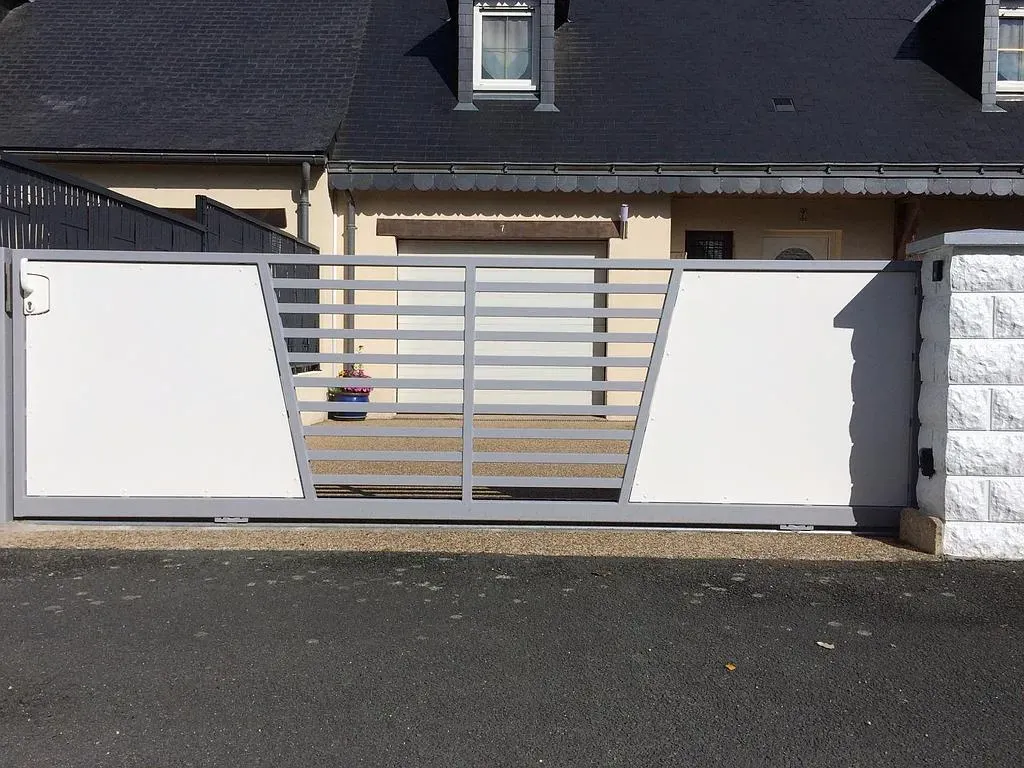 Portail blanc fermé avec du gris au milieu