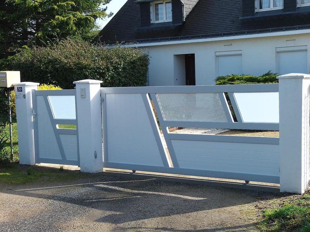 Portail blanc fermé en PVC avec un style particulier
