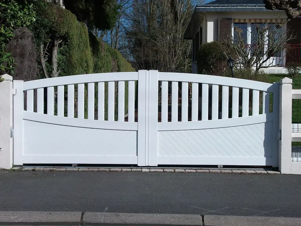 Portail blanc fermé en PVC