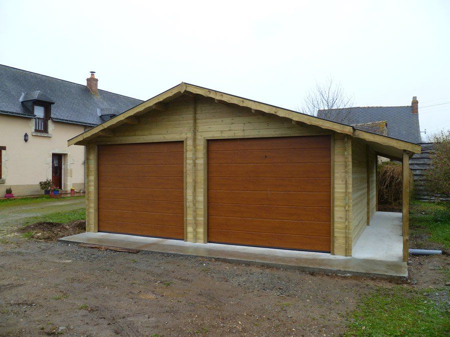 Grand garage en bois double porte