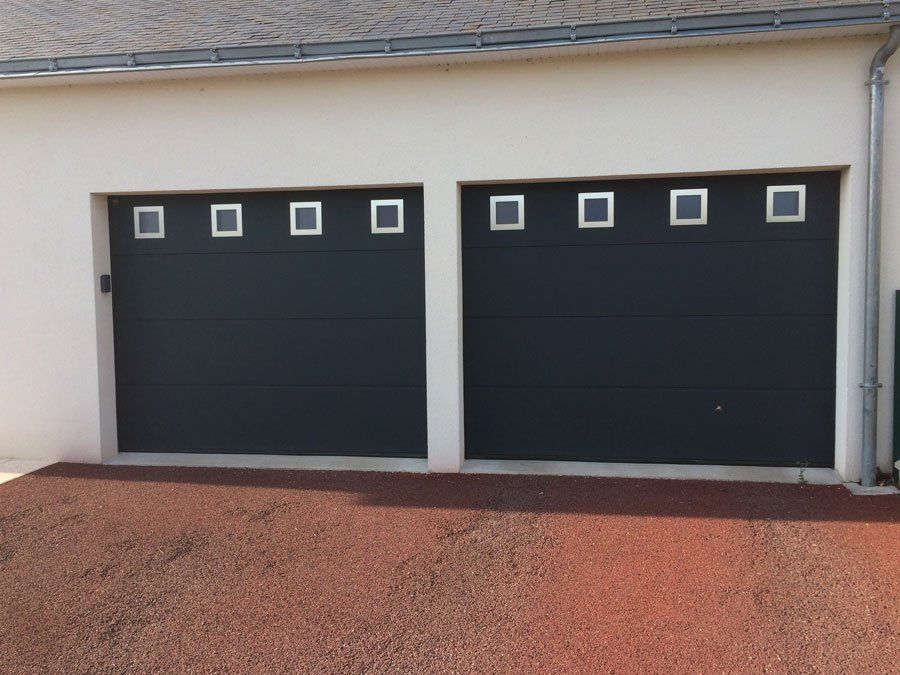 2 portes de garage noires fermées