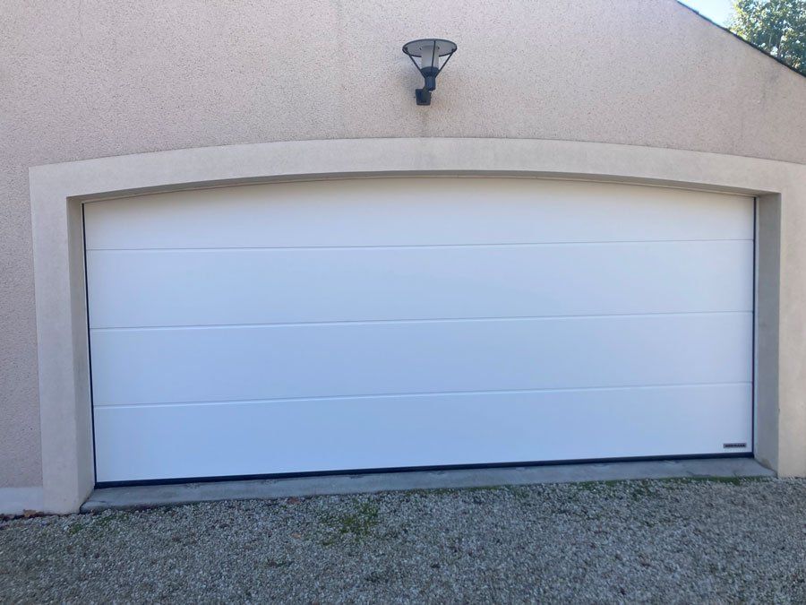 Grande porte de garage blanche