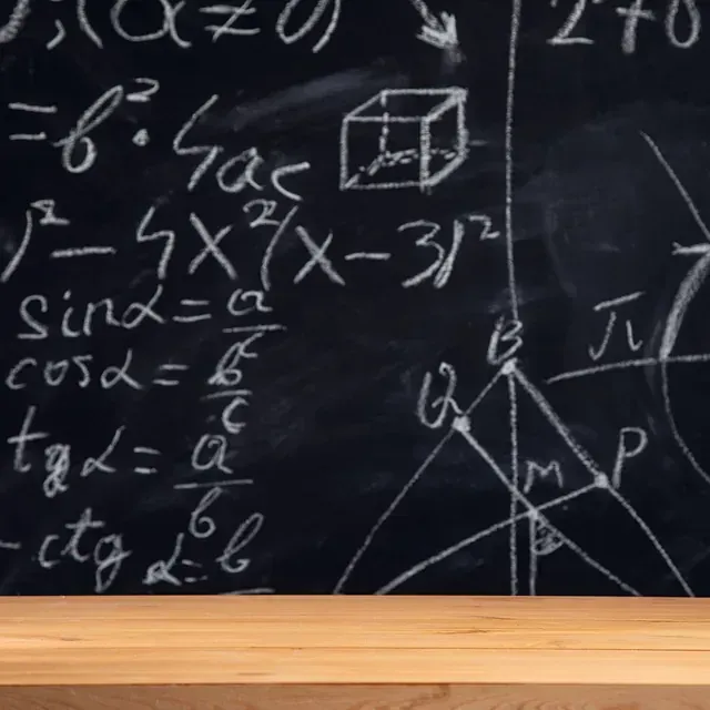 Una pizarra con ecuaciones matemáticas escritas en ella