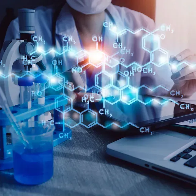Un científico que lleva una máscara mira una tableta de la que salen fórmulas químicas.