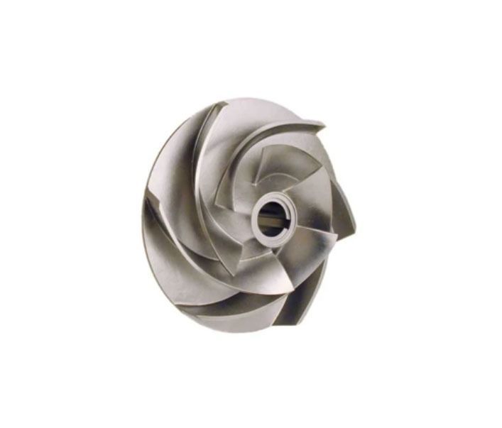 Un primer plano de un objeto metálico sobre un fondo blanco.