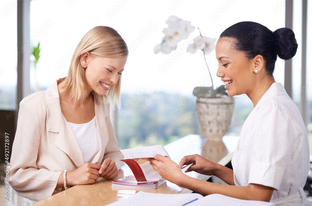 Kundin und Kosmetikerin besprechen Behandlungen.