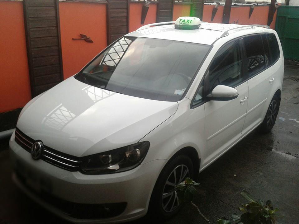 Taxi wolsfagen blanc avec un écriteau