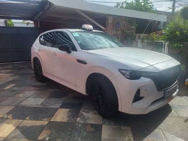 Taxi Mazda blanc