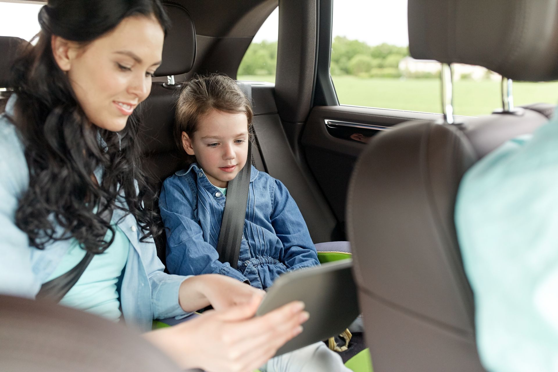 Une femme et un enfant à l'arrière d'une voiture