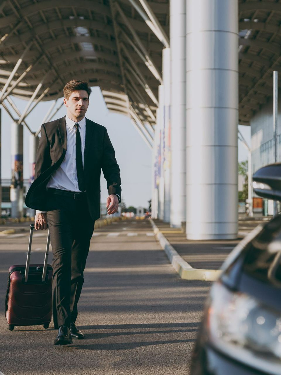Homme en costume se dirigeant vers une voiture