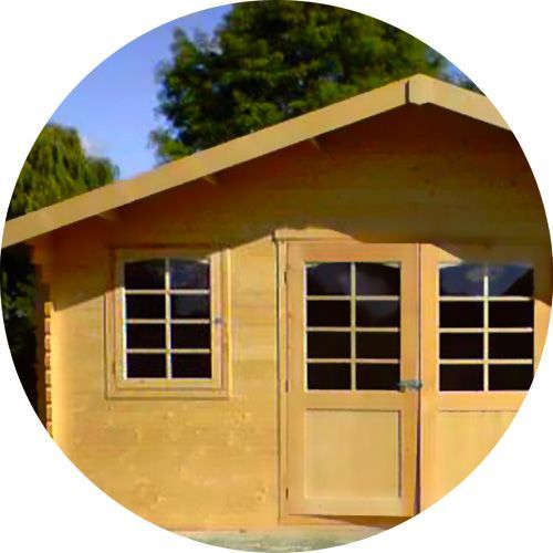 Un abris de jardin façon chalet en bois.