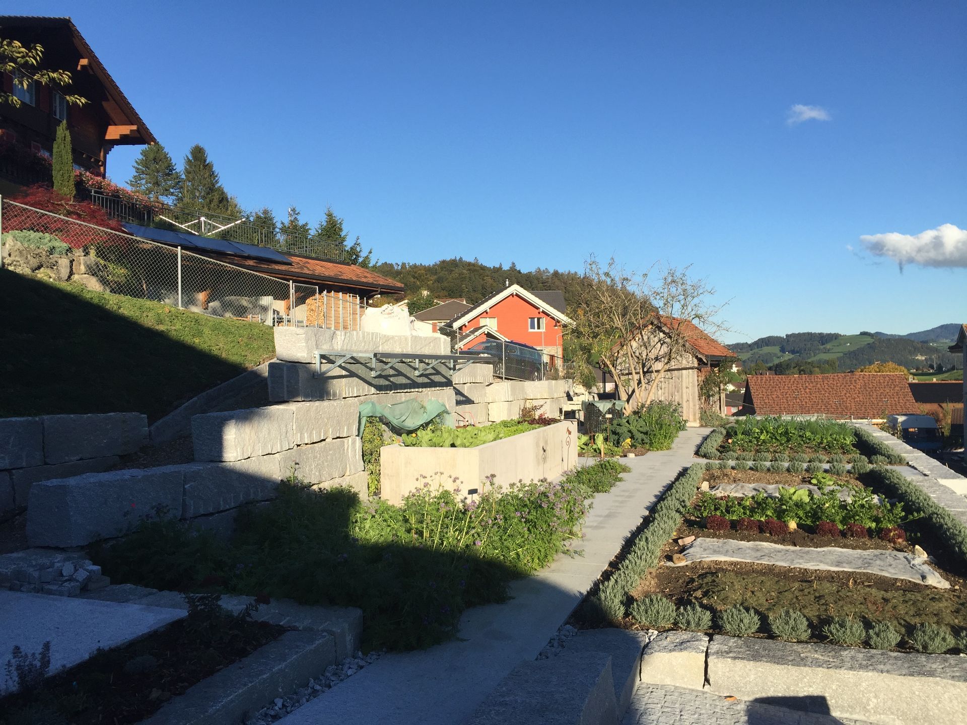 Gartenanlage mit Natursteinen - Vettiger Transport AG- Lütisburg-Station