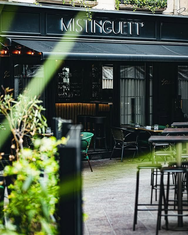 Extérieur du restaurant avec une terrasse extérieure sous un auvent noir.