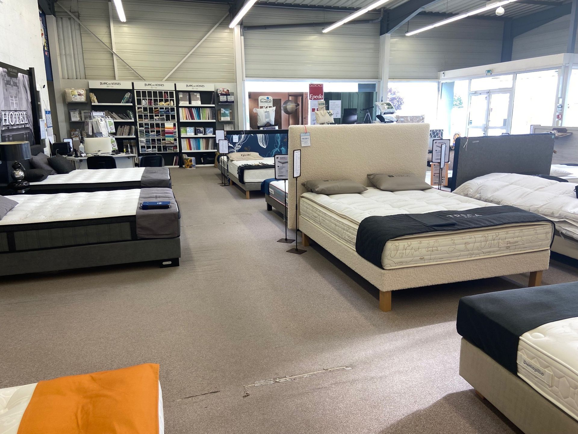 Allée de magasin de literie