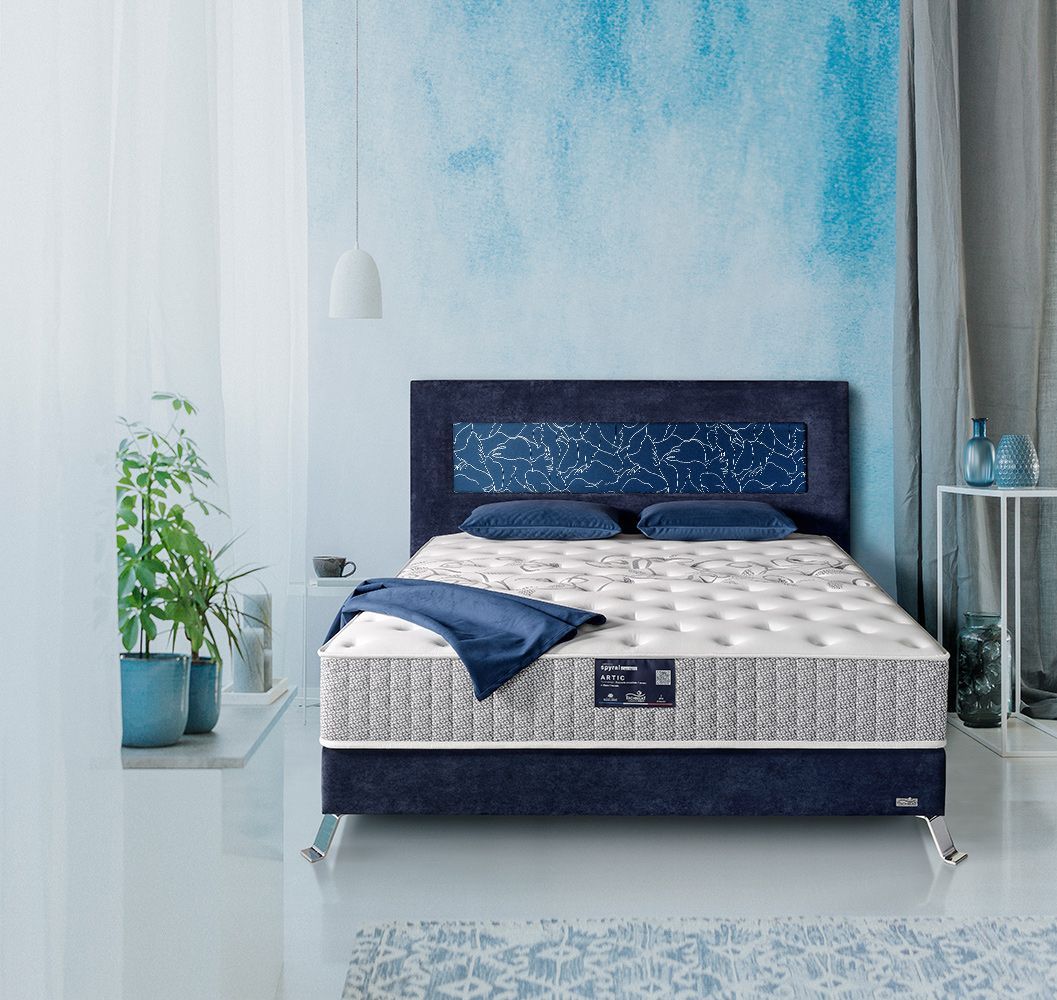 Chambre avec lit bleu