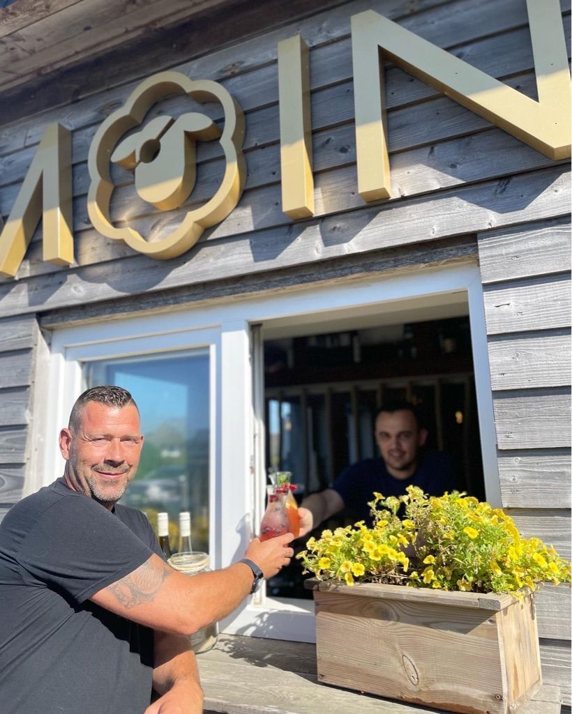 Anstoßen im Moin Wenningstedt