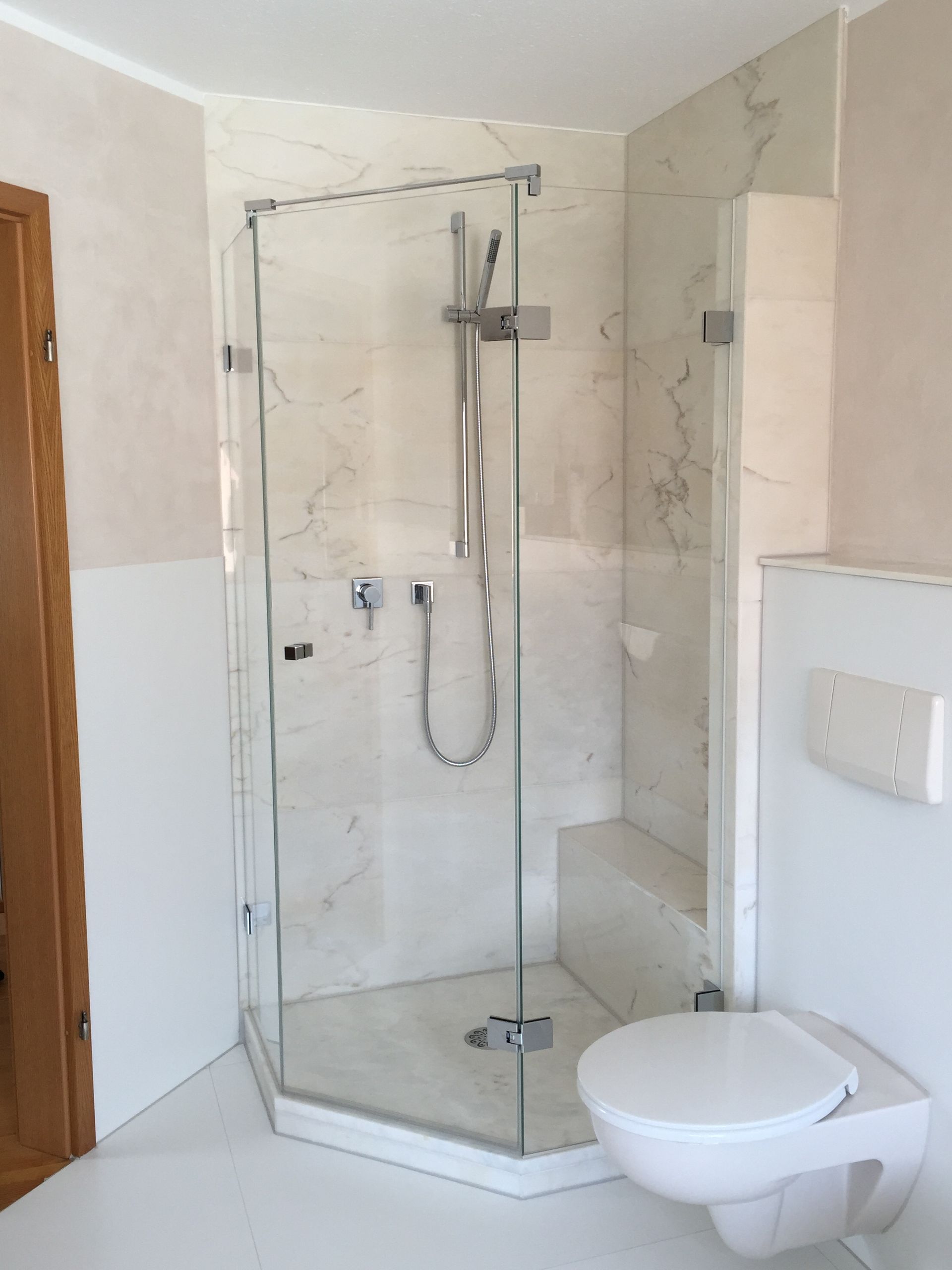 Ein Badezimmer mit Toilette und Duschkabine