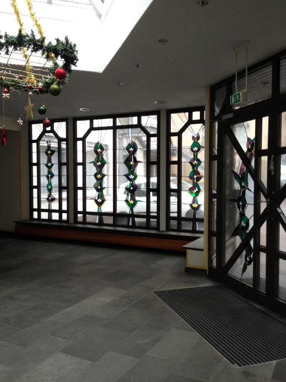 Ein Flur mit Weihnachtsdekorationen, die von der Decke hängen