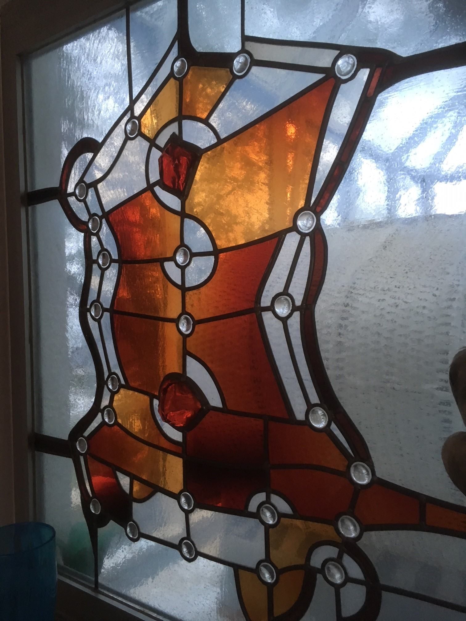 Ein Fenster mit einem Buntglasmuster darauf