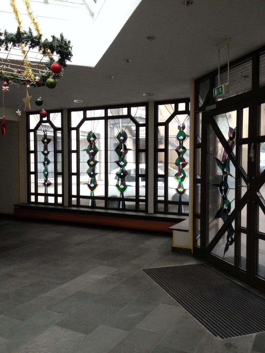 Ein Raum mit vielen Fenstern und Weihnachtsdekorationen